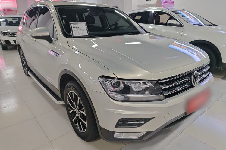 Used Volkswagen Tiguan L 2017 330TSI Automatic Two-Wheel Drive Luxury Edition Front Right 45 Deg