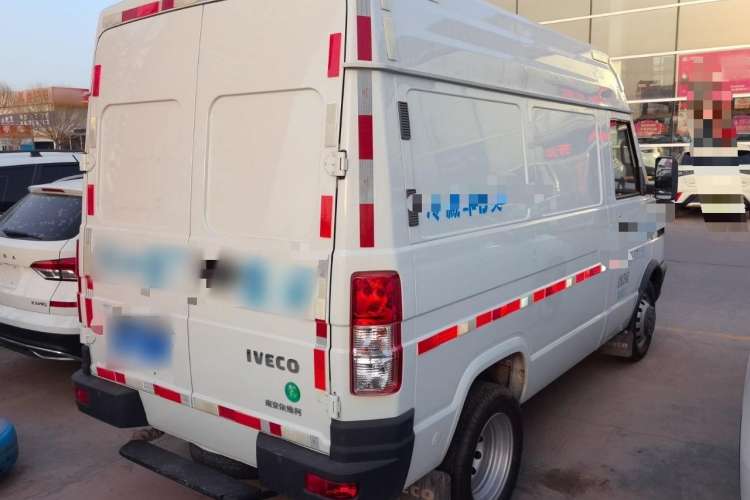 Used Iveco Daily 2021 2.8T V35 VAN厢式 van 3-seater short wheelbase mid-roof design with dual tires and manual doors
