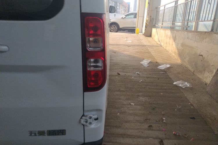 Used Wuling Yangguang 2024 300KM Comfort Version Passenger Van 75kW