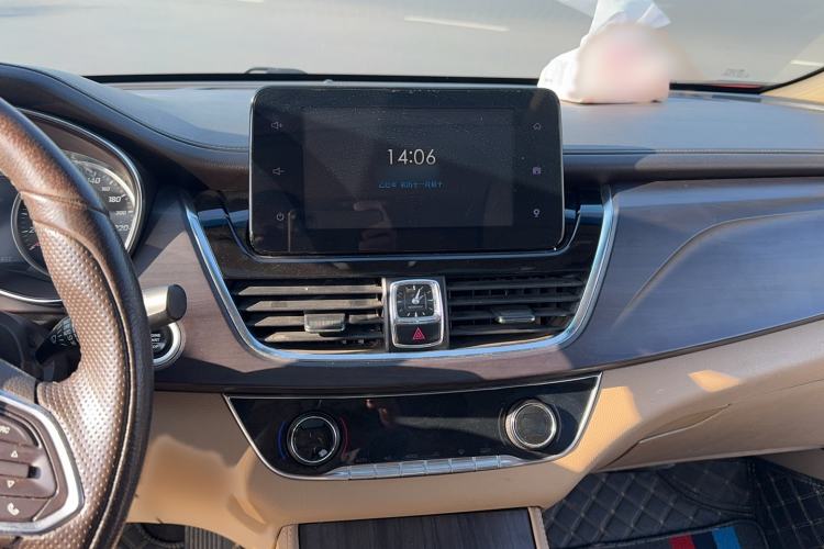 Used Baojun 730 2017 1.5T Manual Prestige Version 7 Seats Audio And AC Panel