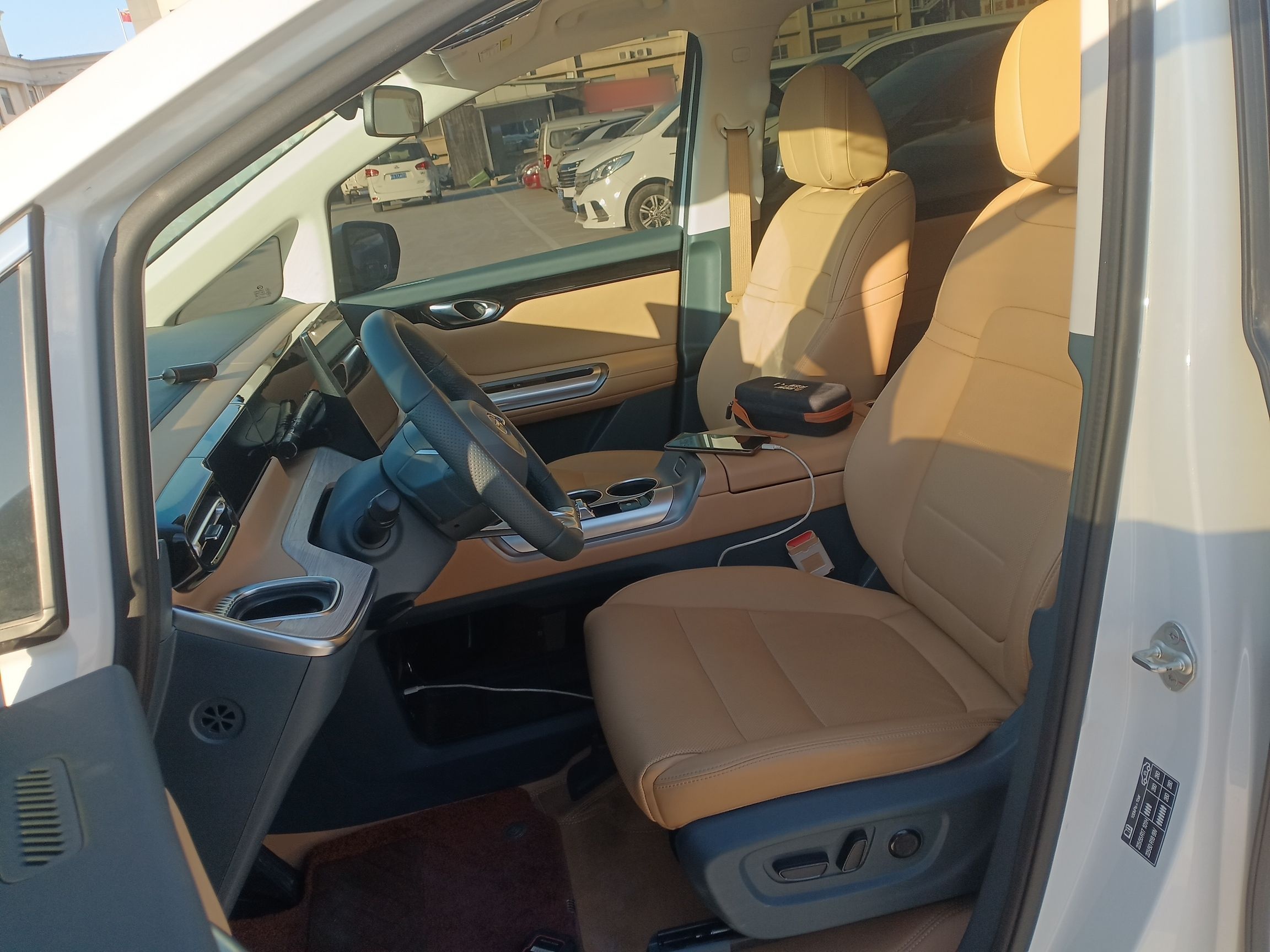 المقاعد الأمامية داخل السيارة