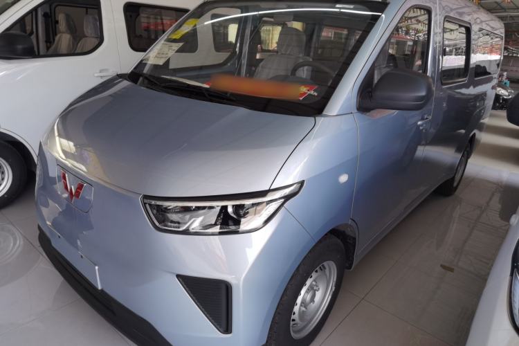 Used Wuling Yangguang 2024 300KM Comfort Version Passenger Van 75kW