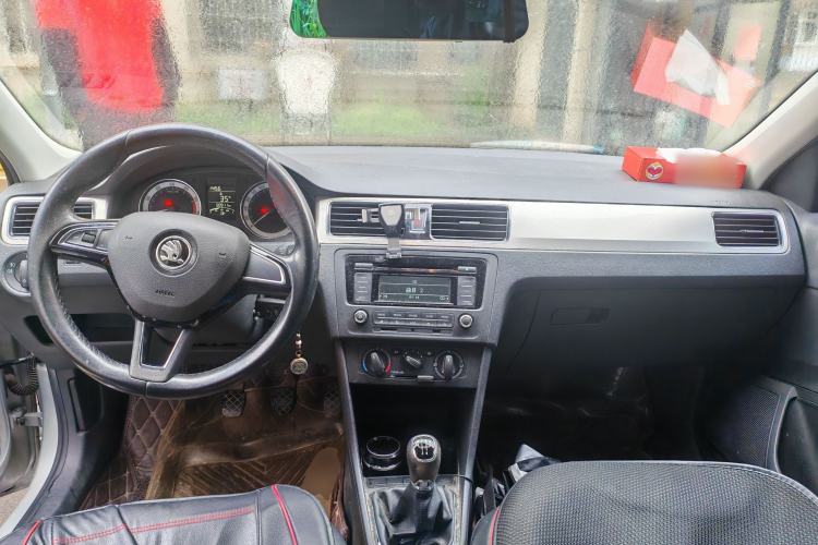 Used Skoda Rapid 2018 1.6L Manual Comfort Edition Center Console