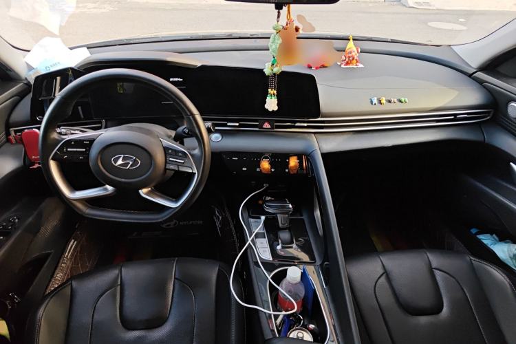 Used Hyundai Elantra 2022 1.5L CVT LUX Prestige Edition Center Console