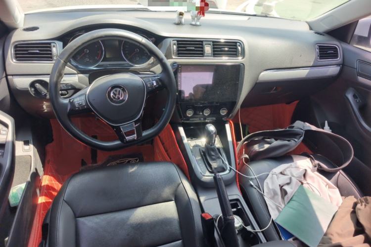 Used Volkswagen Sagitar 2015 230TSI Automatic Comfort Version Center Console