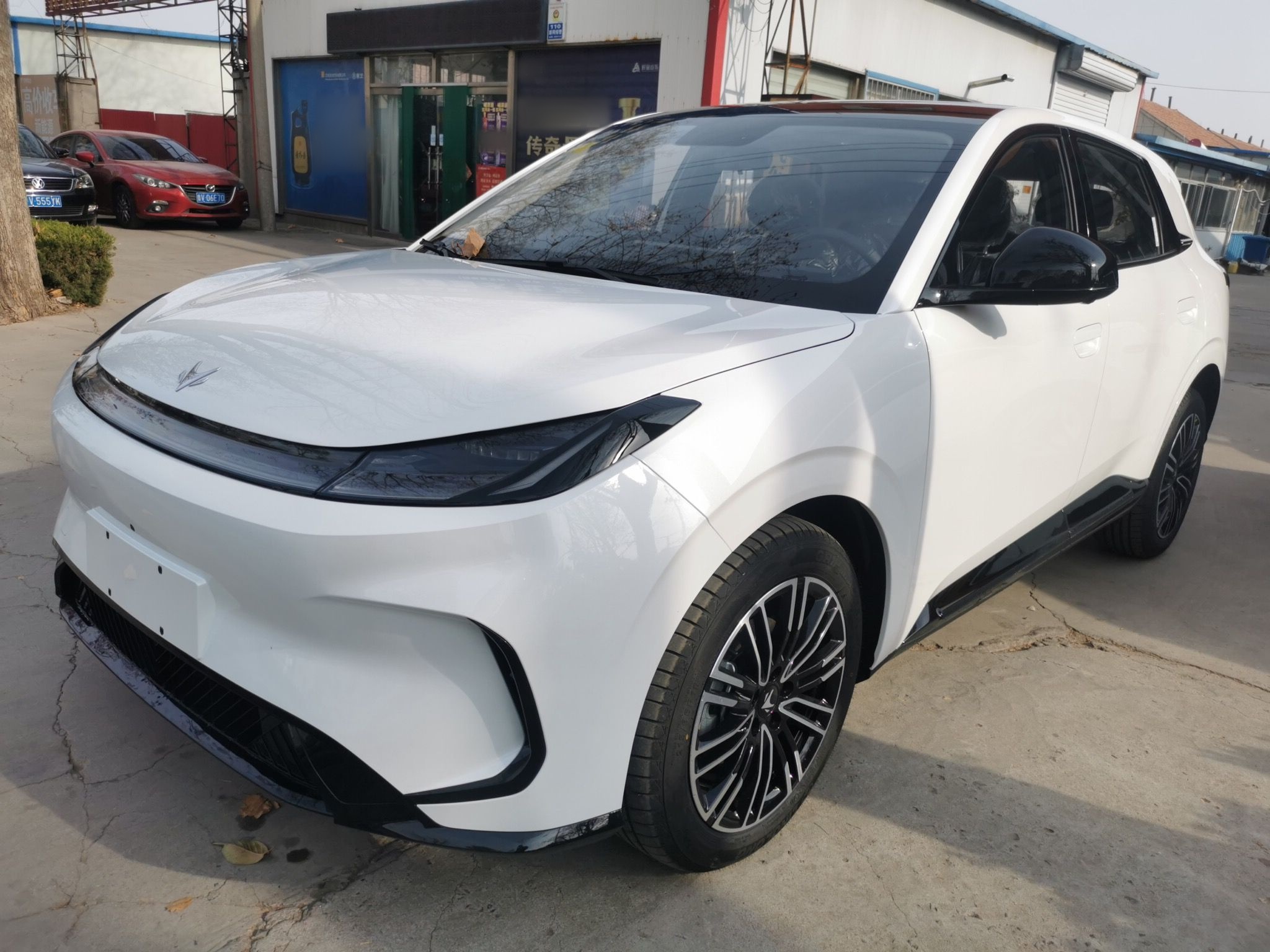 Под передней частью автомобиля