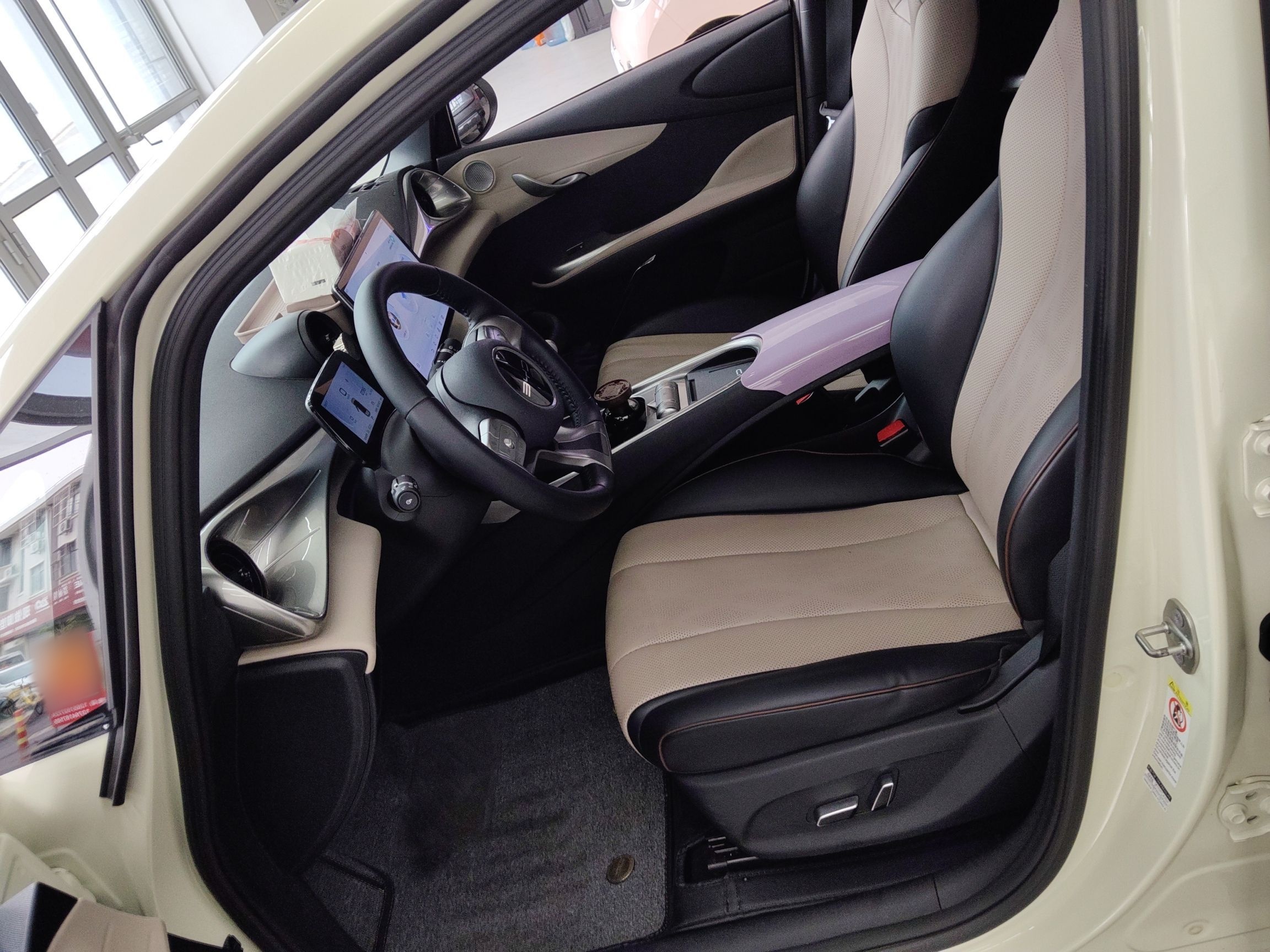 المقاعد الأمامية داخل السيارة