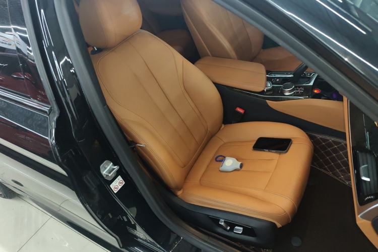 Used BMW 5 Series 2019 Restyled 530Li Luxury Edition M Sport Package Right Front Seat