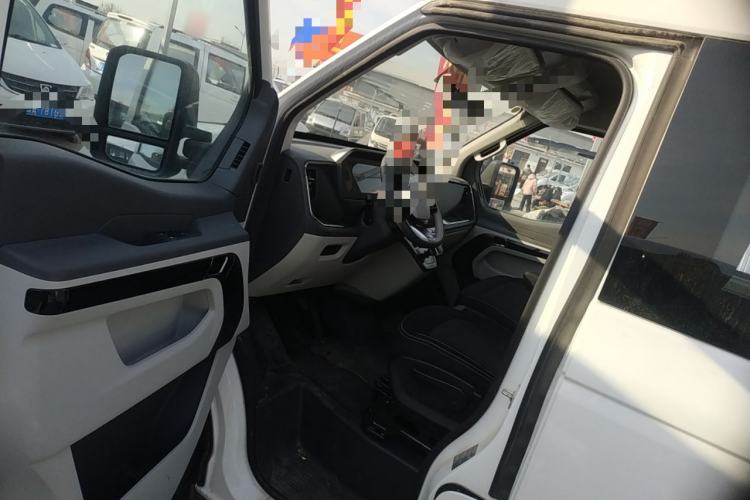 Used Sinotruk Pioneer V 2024 Multi-Function Edition 2.0T Automatic Mid-Roof with Central Axle
