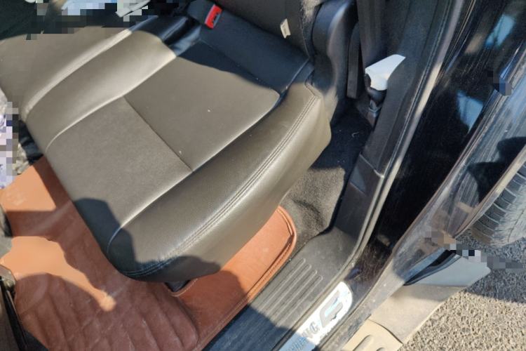 Used JMC Yusheng S350 2013 2.4T Automatic 2WD Diesel Luxury Edition 5 Seats
