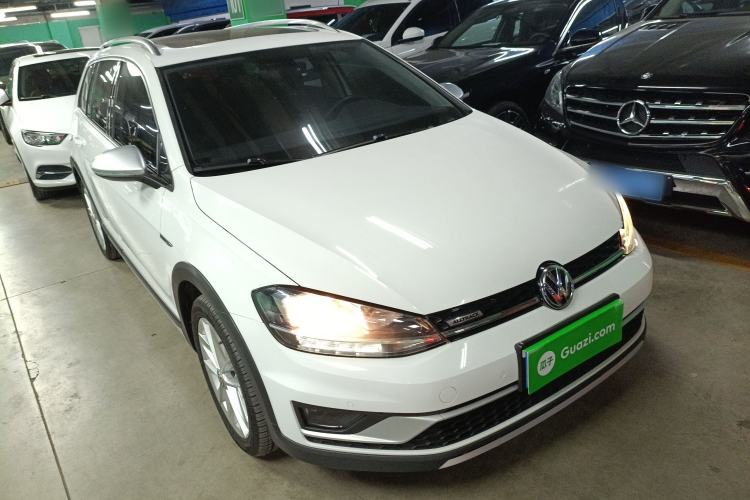 Used Volkswagen Golf 2019 1.8TSI Travel Edition Front Right 45 Deg
