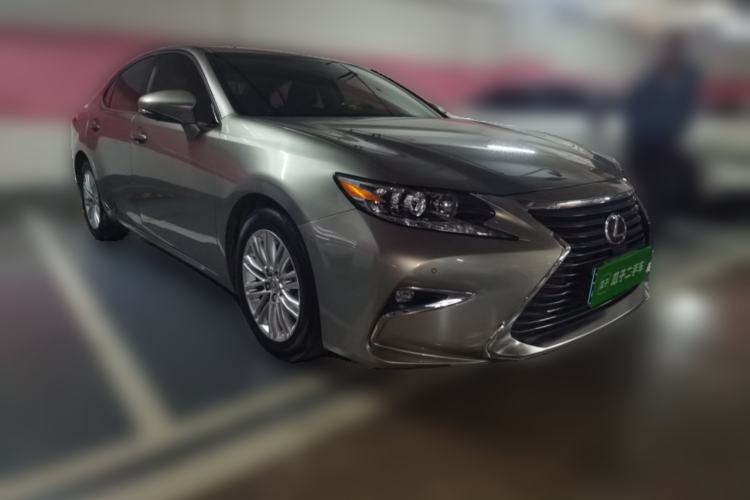 Used Lexus ES 2015 200 Elite Edition Front Right 45 Deg