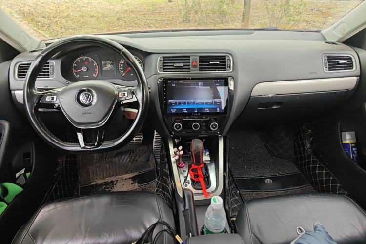 Used Volkswagen Sagitar 2012 1.6L Automatic Comfort Edition Center Console