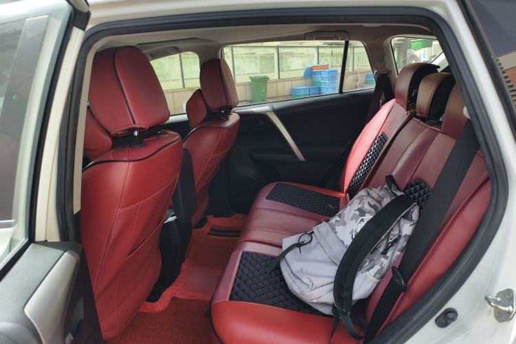 Used Toyota RAV4 2019 2.0L CVT Two-Wheel Drive Comfort Edition China VI Standard Left Rear Seat