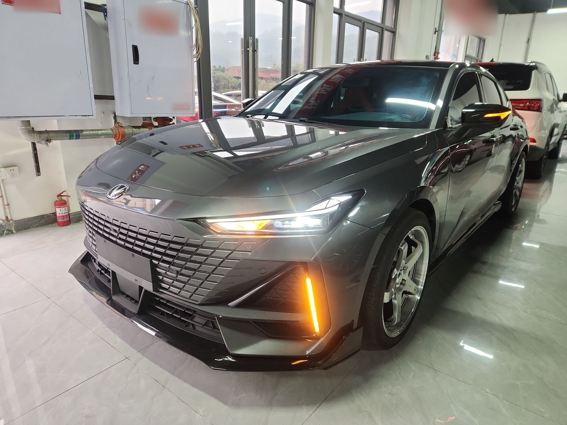 Под передней частью автомобиля