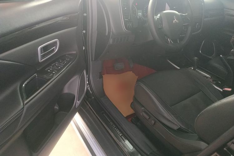 Used Mitsubishi Outlander 2017 2.0L Two-Wheel Drive Glory Edition 5 Seats Driver Seat