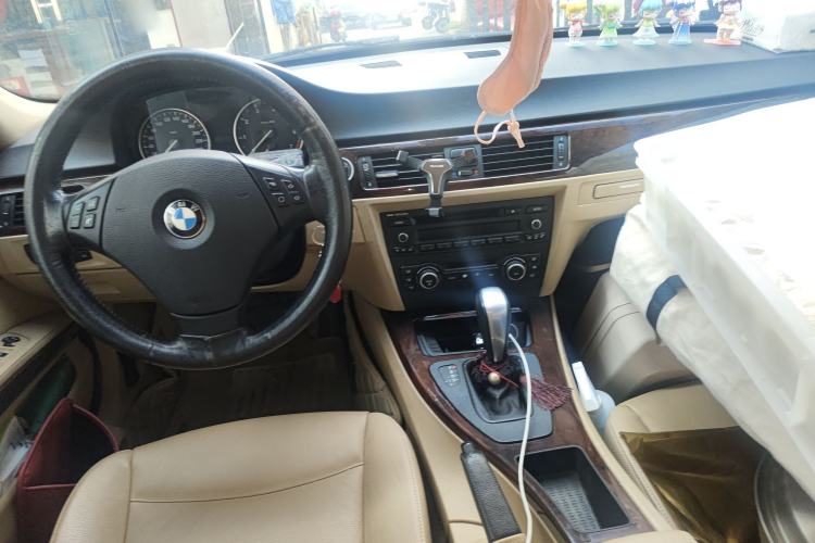 Used BMW 3 Series 2010 320i Luxury Model Center Console