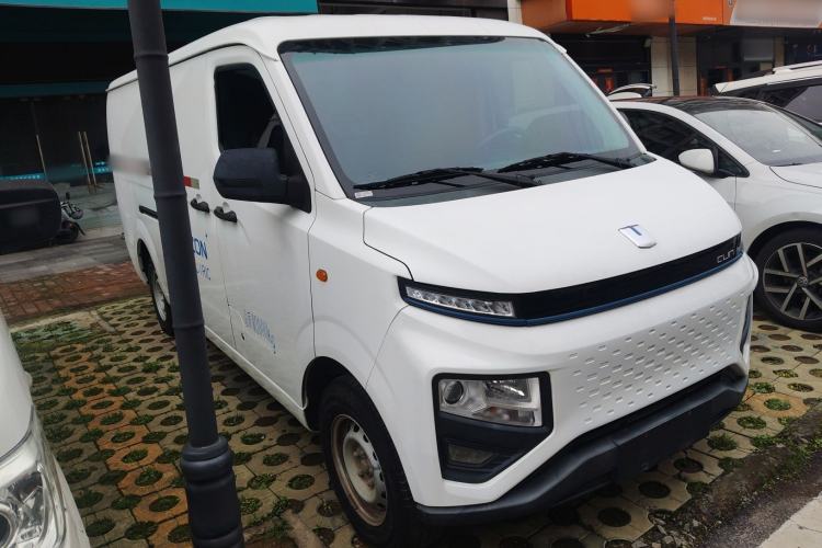 Used Farizon Xingxiang V 2023 V6E Zhonghang Lithium Battery 38.64kWh Value Edition Front Right 45 Deg