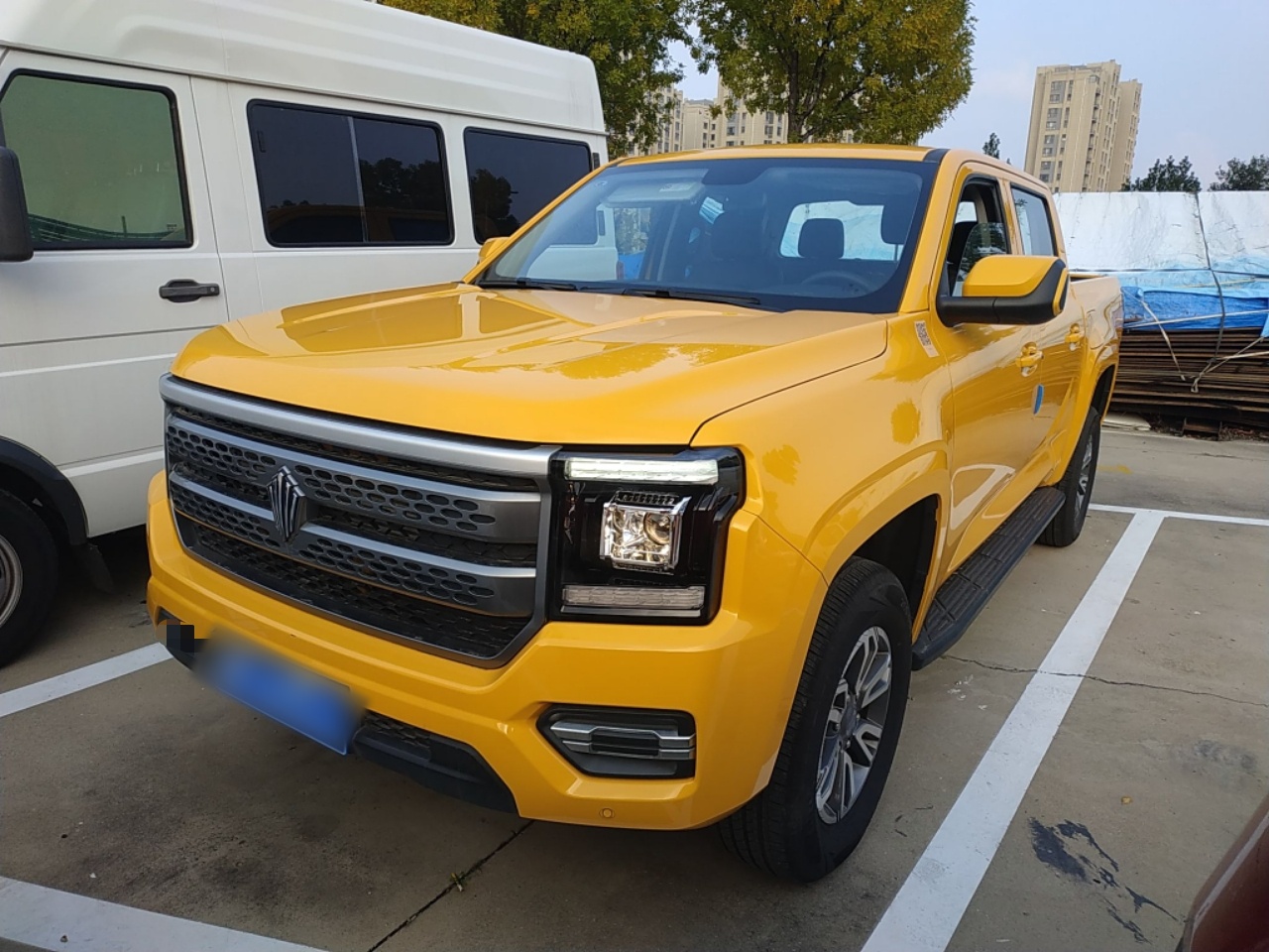 Под передней частью автомобиля