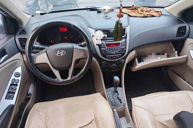 Used Hyundai Verna (older generation) 2014 1.4L Automatic Smart GLS Center Console