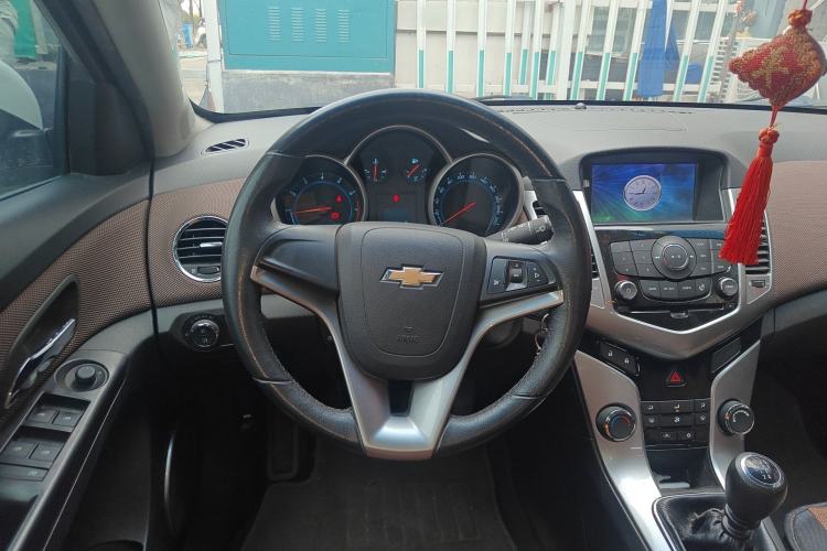 Used Chevrolet Cruze 2013 Hatchback 1.6L Manual Luxury Model Steering Wheel