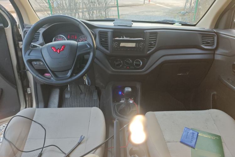 Used Wuling Hongguang V 2022 1.5L Jingqu Edition Enclosed-Window Vehicle with Hydraulic Power Steering LAR