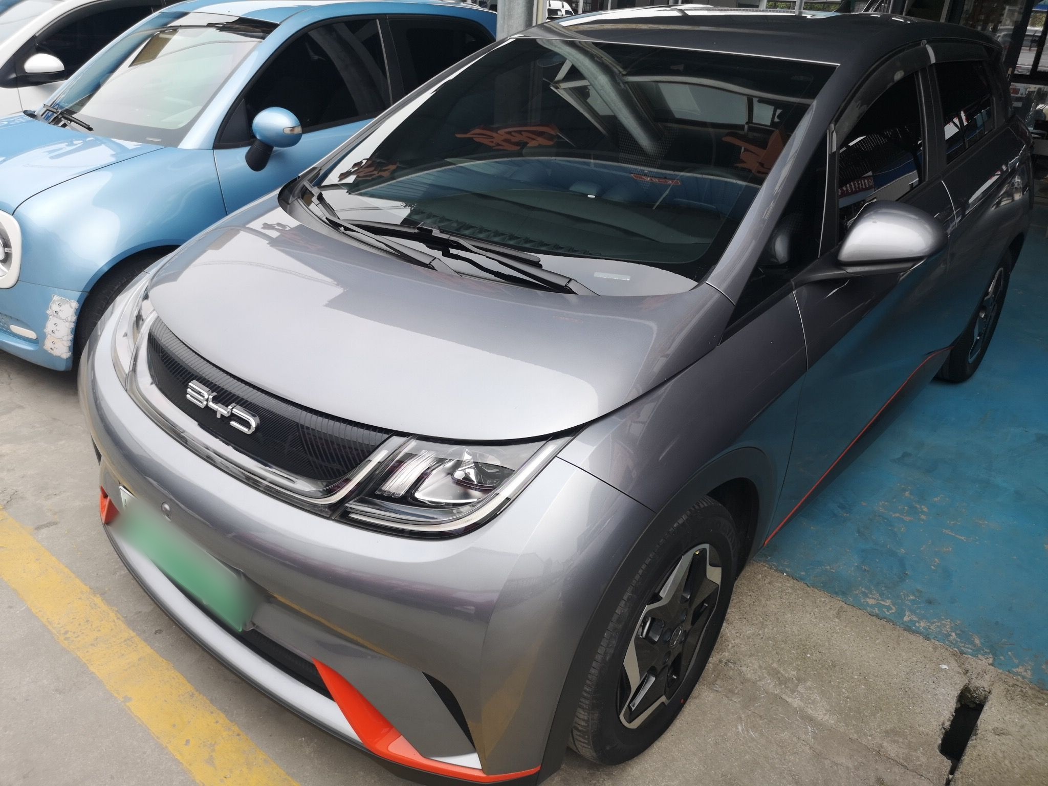 Под передней частью автомобиля