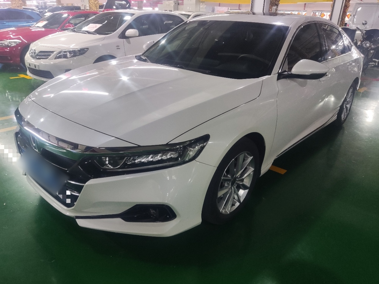 تحت مقدمة السيارة