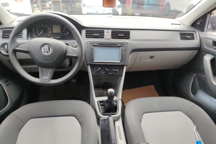 Used Skoda Rapid 2016 1.6L Manual Front-Wheel-Drive Version Center Console