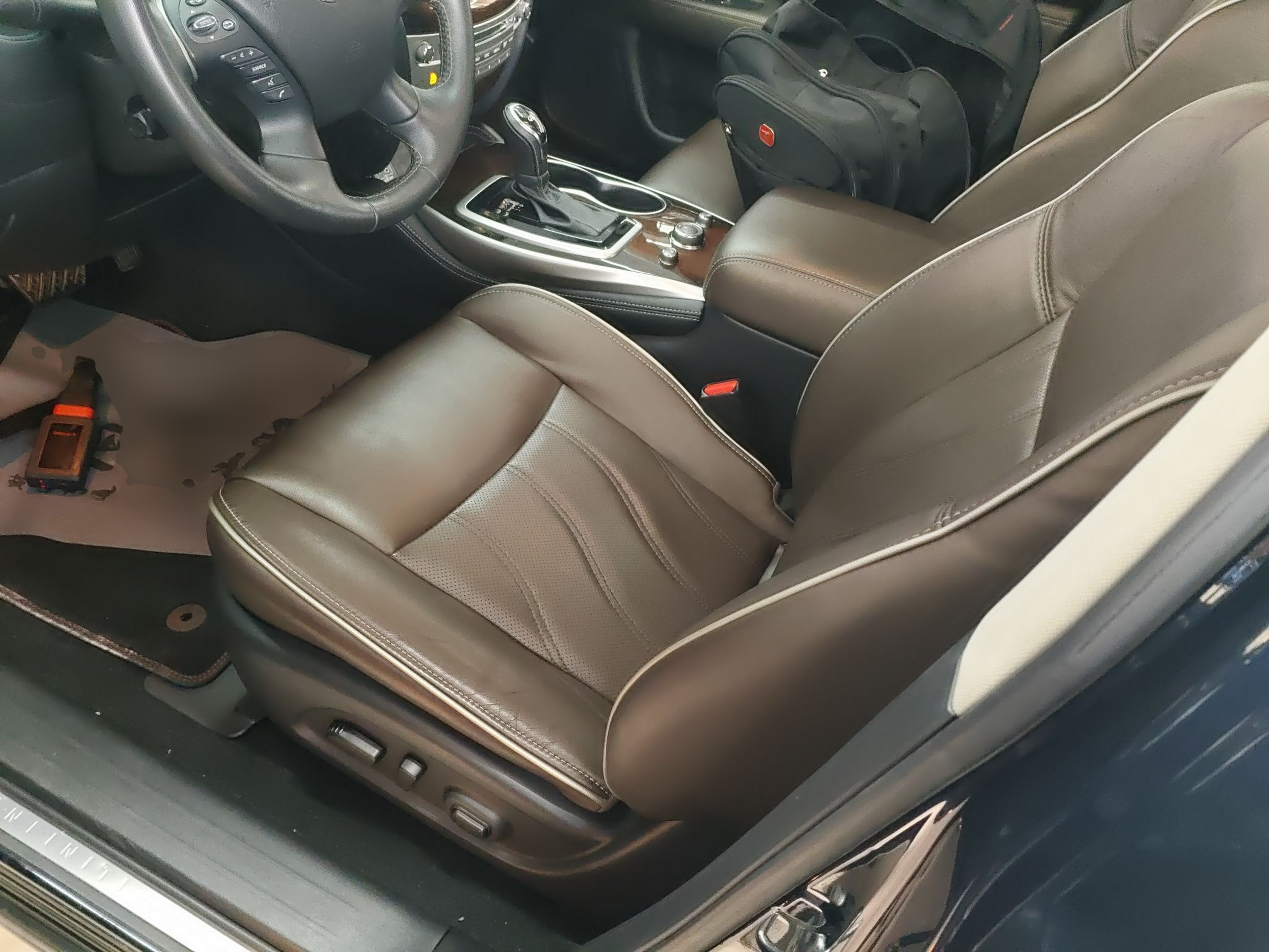 Переднее сиденье в автомобиле