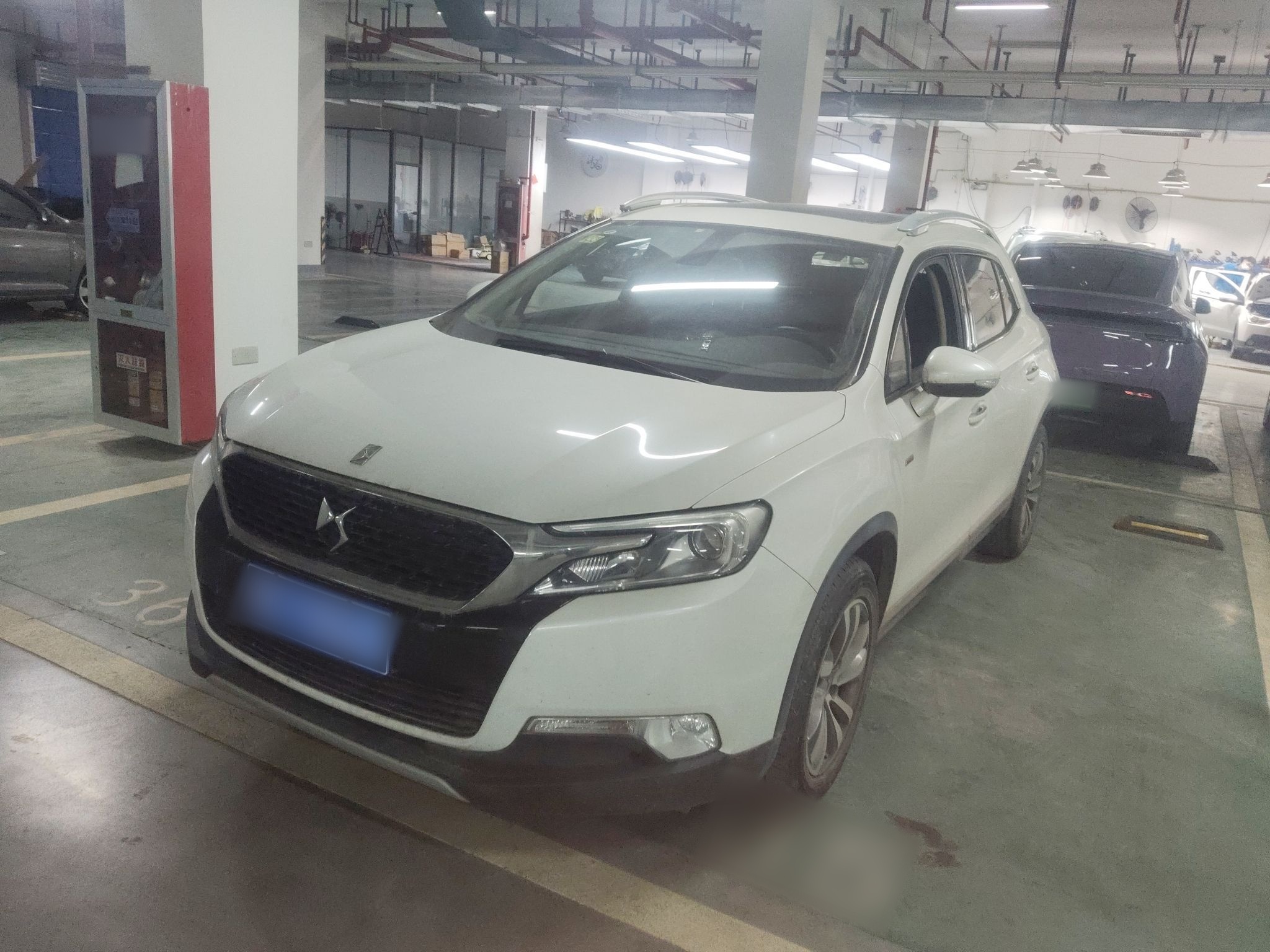 Под передней частью автомобиля