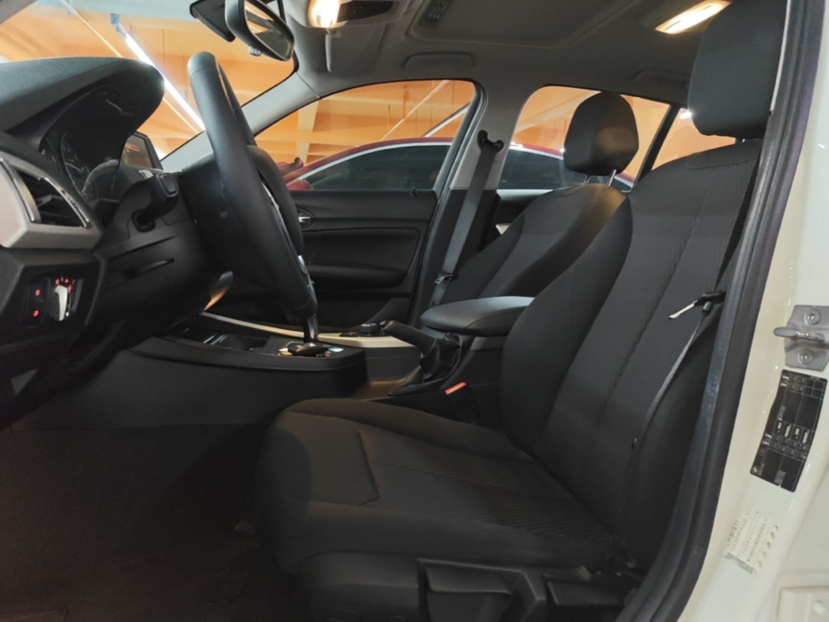 Vordere Reihe im Auto