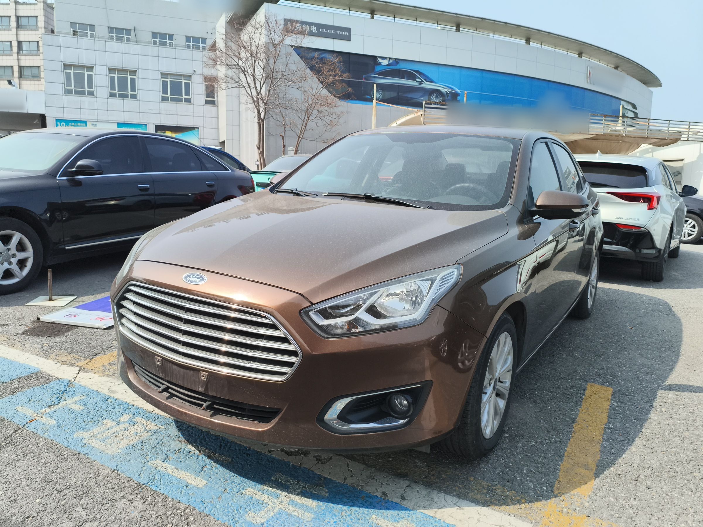 تحت مقدمة السيارة