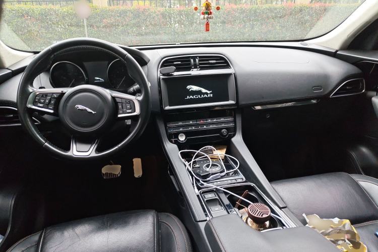 Used Jaguar F-PACE 2019 2.0T Four-Wheel Drive Urban Luxury Edition Center Console