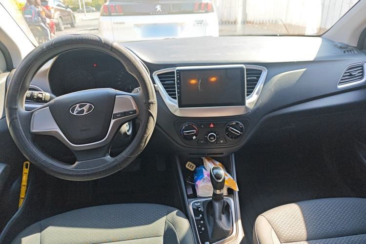 Used Hyundai Verna (new generation) 2016 1.4L Automatic Cool Edition GLS Center Console