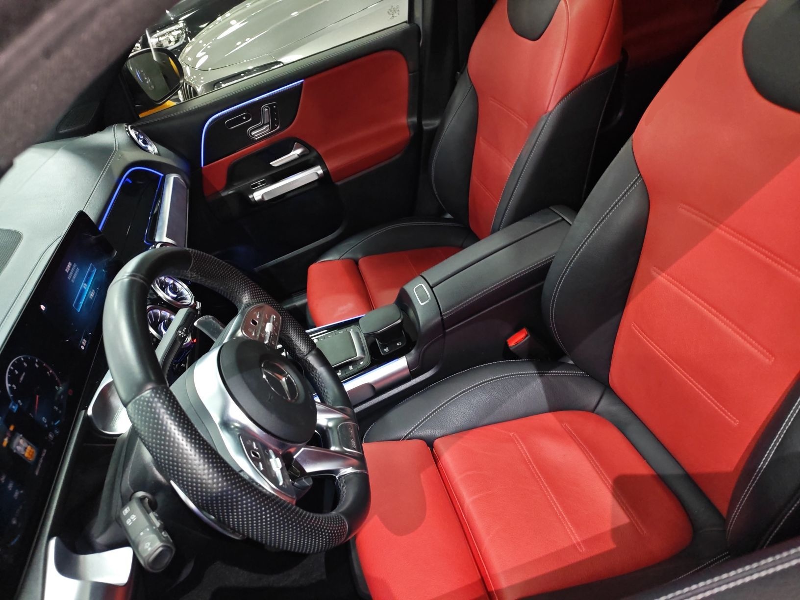 المقاعد الأمامية داخل السيارة