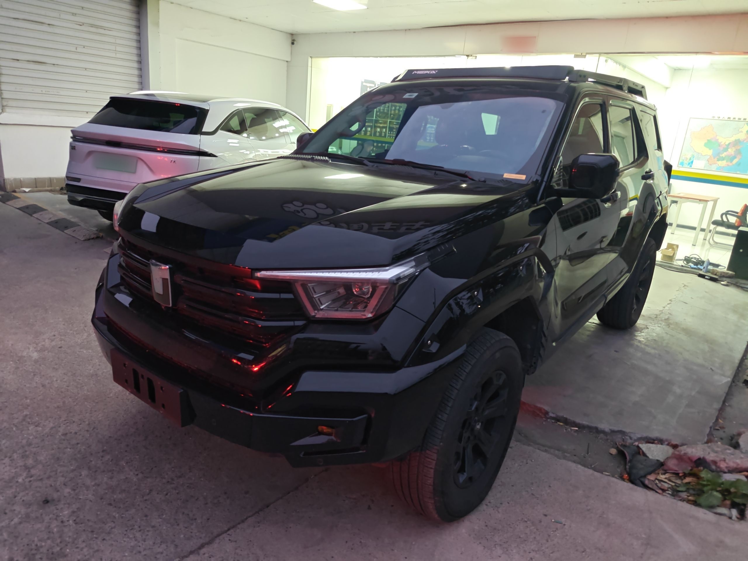 Под передней частью автомобиля