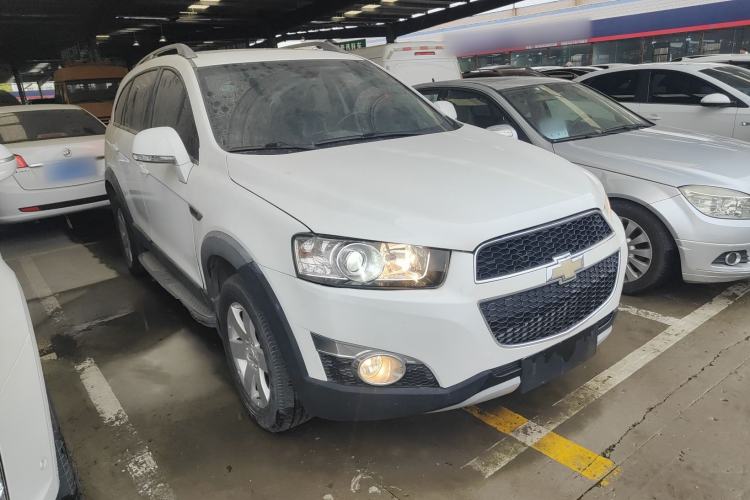 Used Chevrolet Captiva 2014 2.4L Two-Wheel Drive Urban Version 7 Seats Front Right 45 Deg