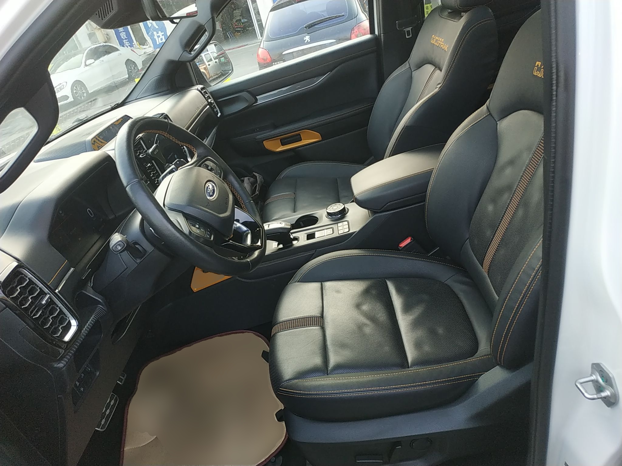 Переднее сиденье в автомобиле