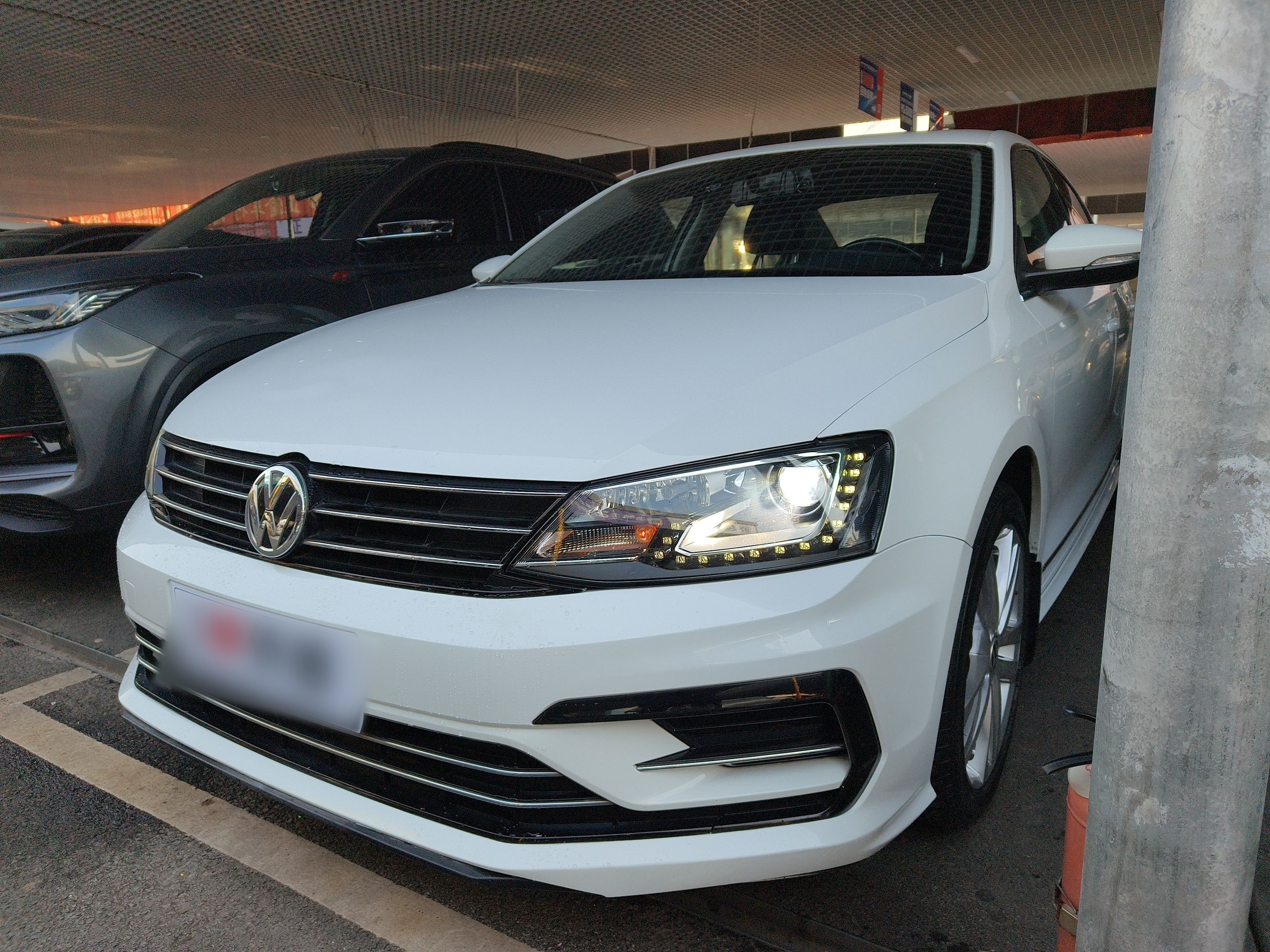 تحت مقدمة السيارة