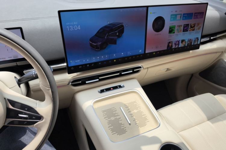 Used VOYAH Dream 2025 PHEV Four-Wheel-Drive Flagship Kunpeng Edition Center Console