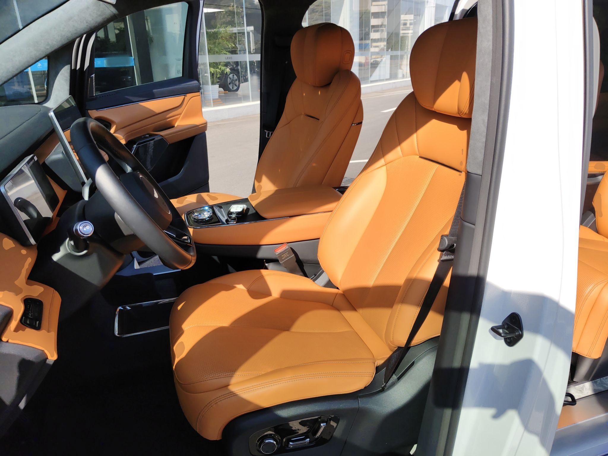 Переднее сиденье в автомобиле