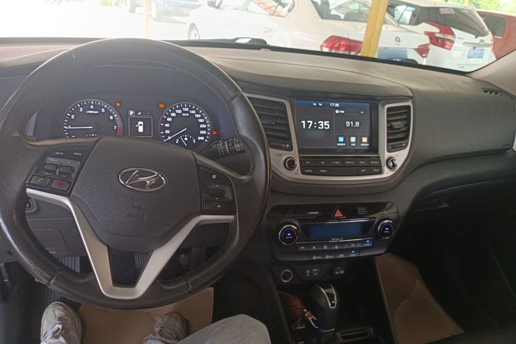 Used Hyundai Tucson 2015 1.6T Dual-Clutch Two-Wheel-Drive Smart Model Center Console