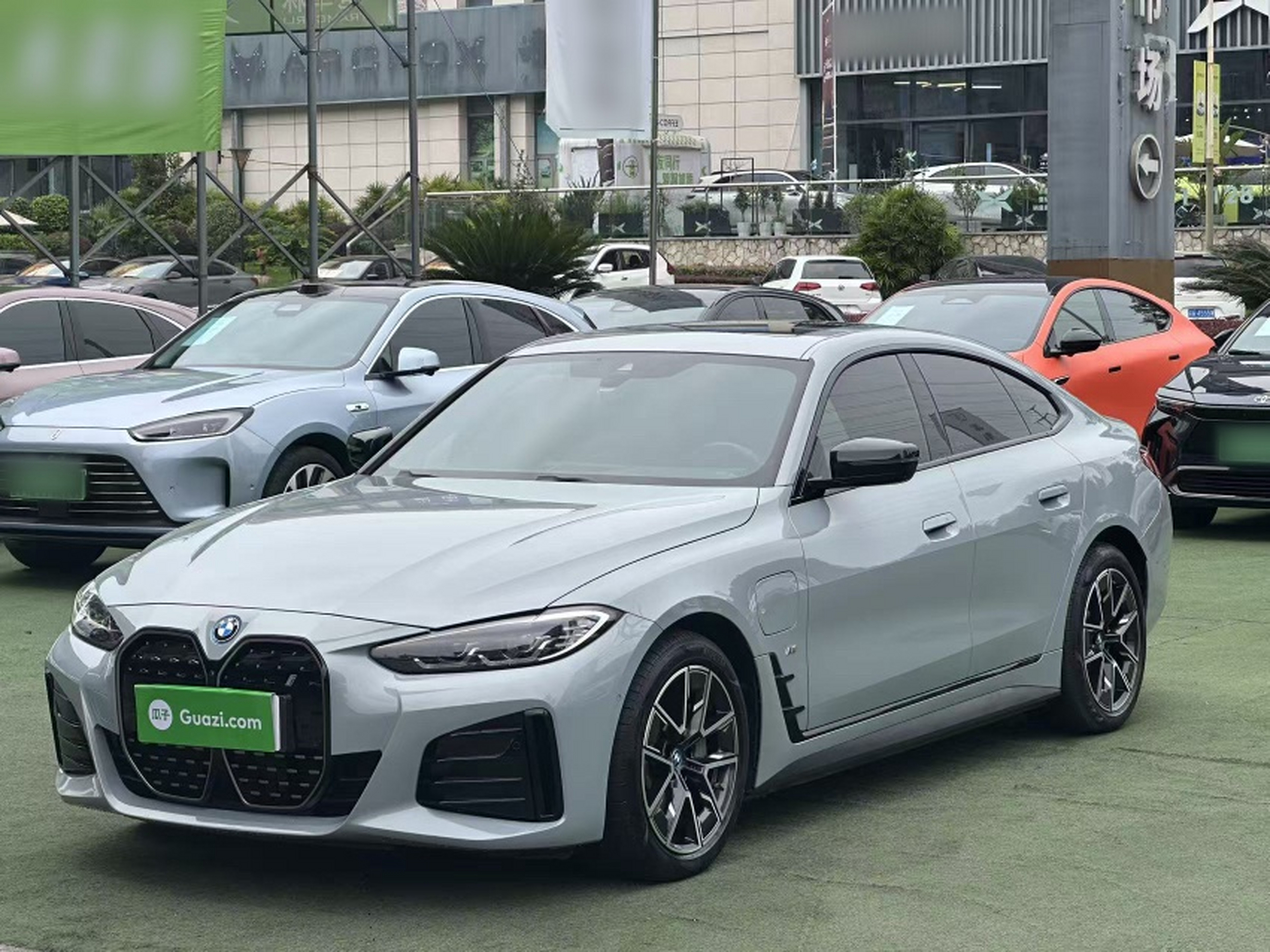 Unter der Vorderseite des Autos