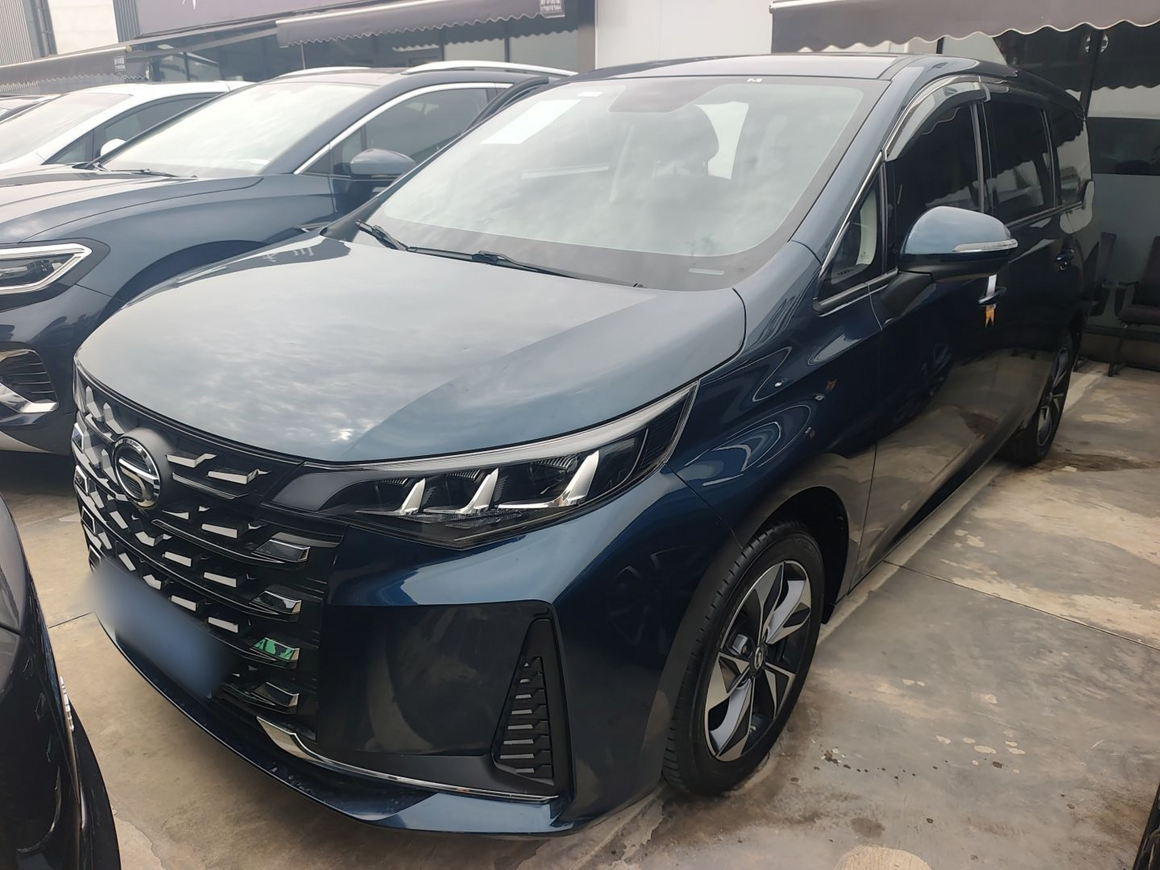 تحت مقدمة السيارة