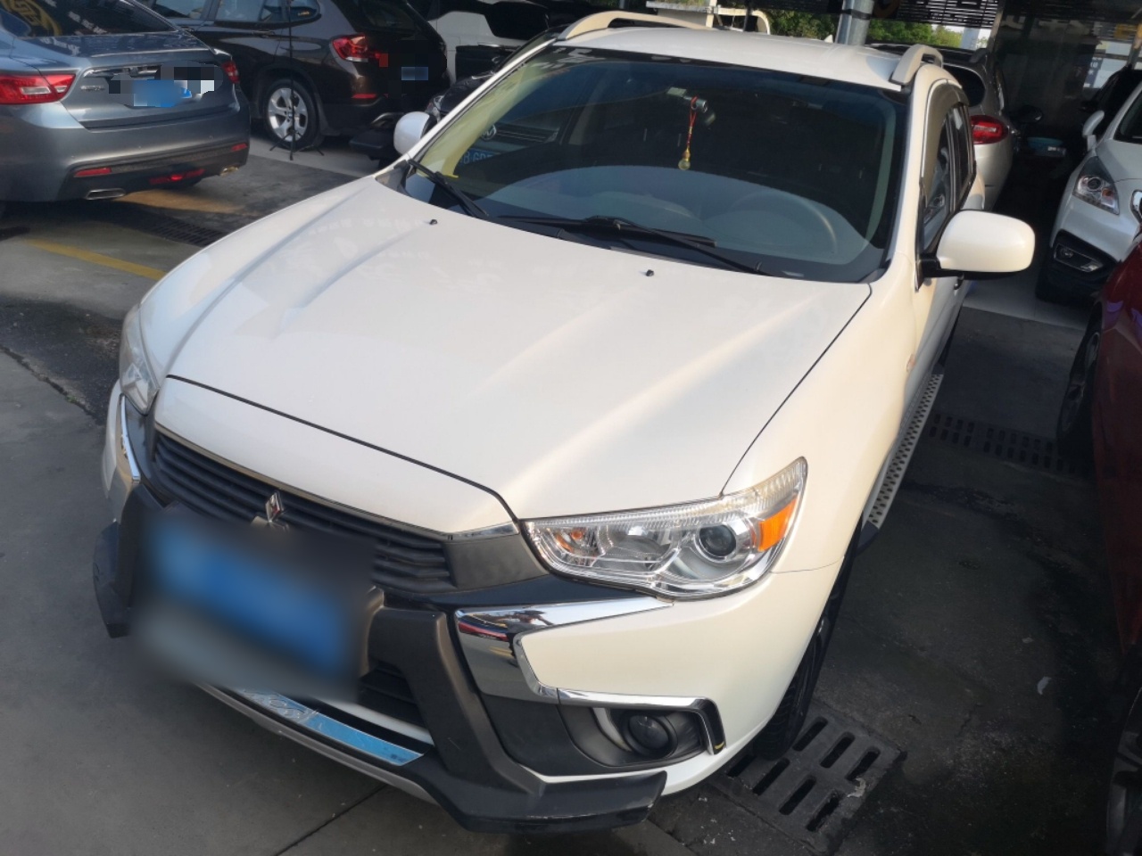 Под передней частью автомобиля