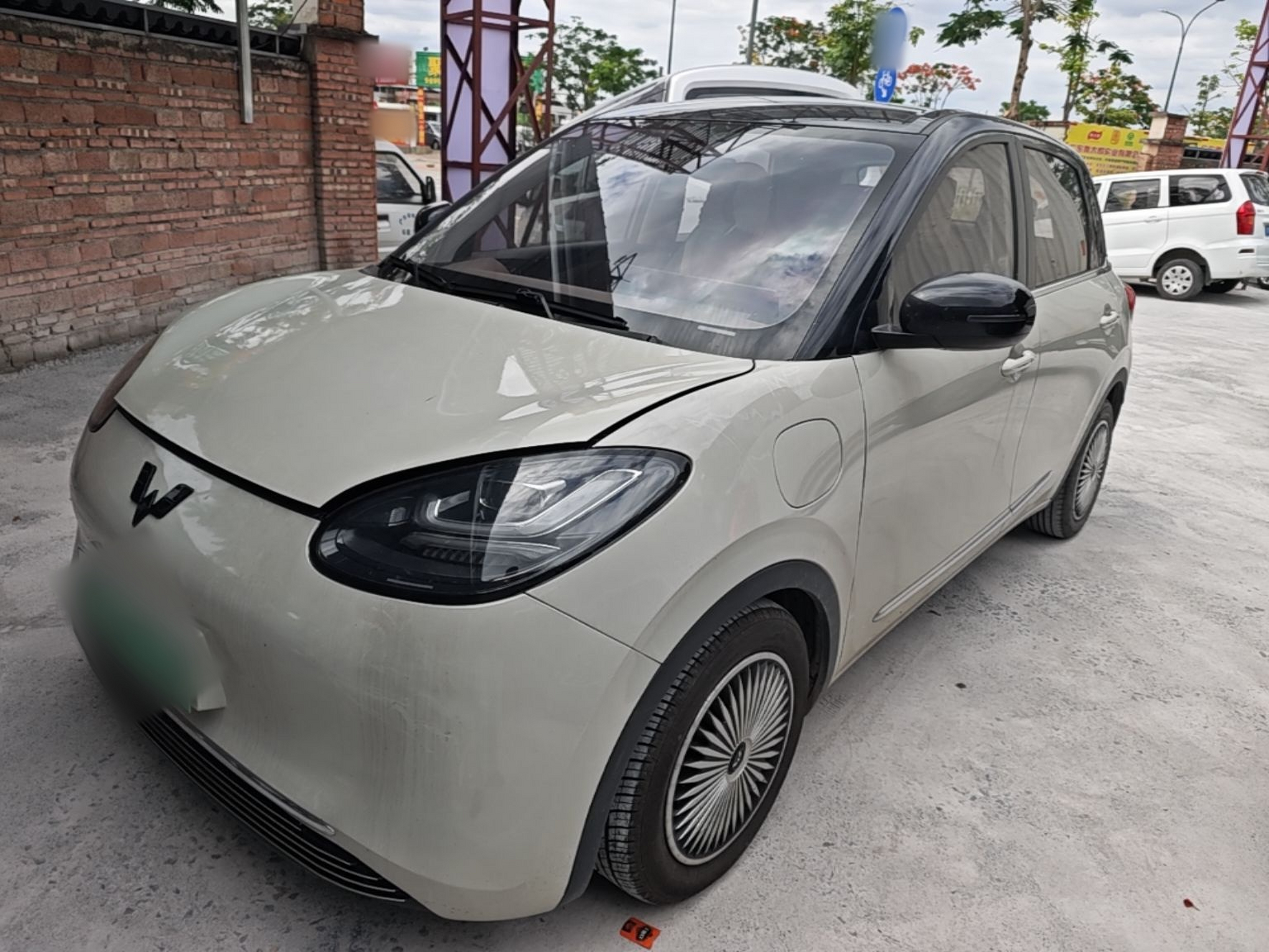 Под передней частью автомобиля