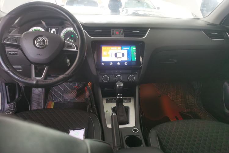 Used Skoda Octavia 2019 1.5L Automatic Smart Drive Luxury Edition China VI Standard Center Console