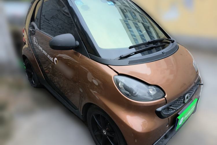 Used smart fortwo 2015 1.0 MHD New Year Special Edition Front Right 45 Deg