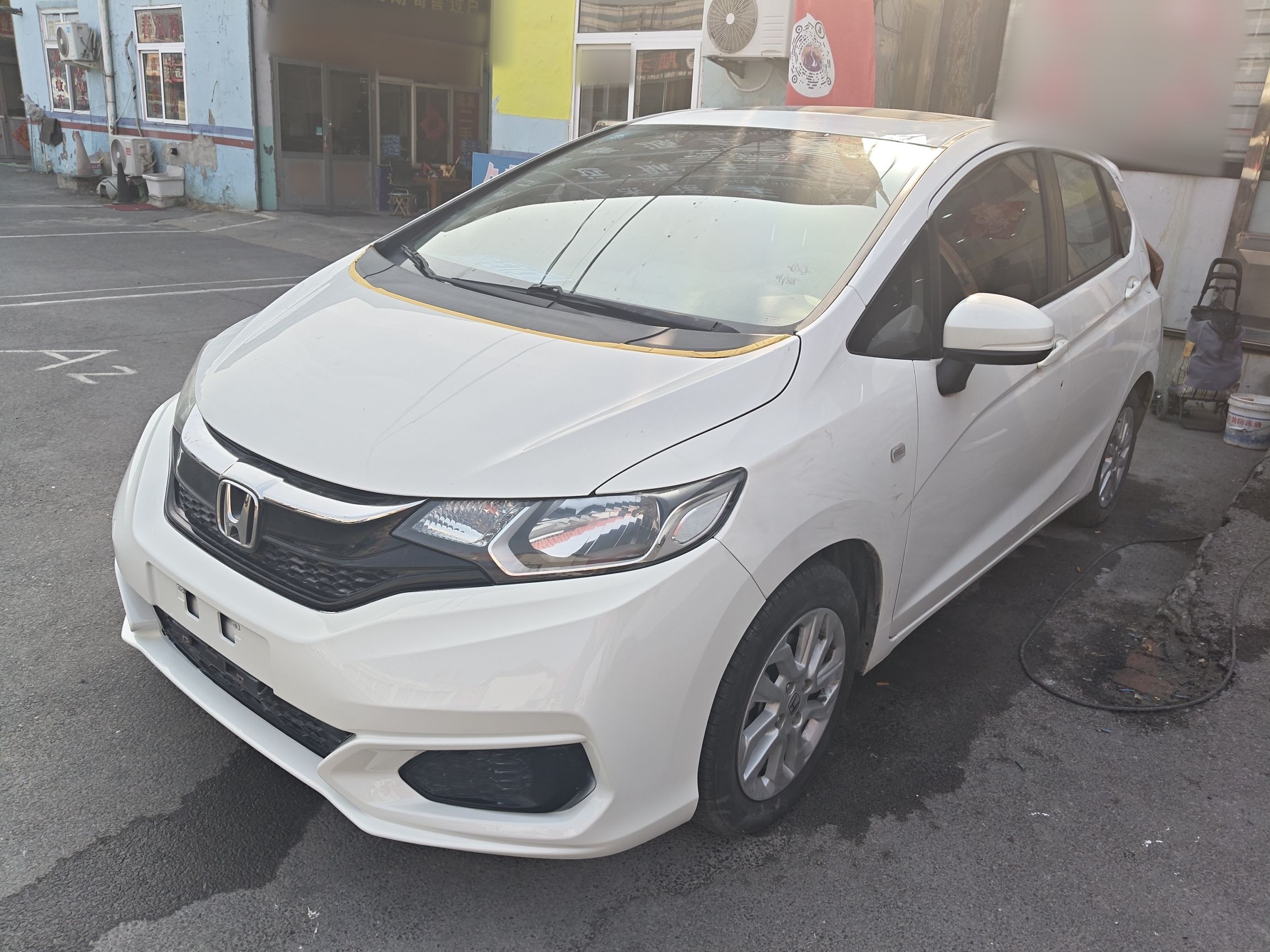 تحت مقدمة السيارة